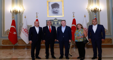 A Blok Yönetim Kurulumuz, İstanbul Valisi Sayın Davut GÜL'ü makamında ziyaret ettiler.