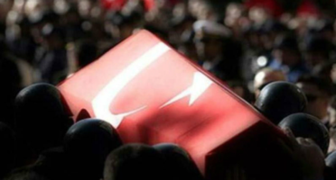 Suriye'nin İdlib kentinde rejim unsurlarının saldırısı sonucu 6 Türk askerimiz şehit oldu. Şehitlerimize Allah'tan rahmet, yaralı askerlerimizi acil şifalar dileriz..