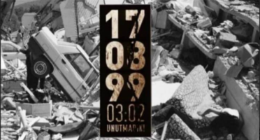 Yaşanan felaketin 20. yılında, depremde hayatını kaybedenlere bir kez daha Allah’tan rahmet diliyor ve bir daha yaşanmamasını temenni ediyoruz. UNUTMADIK.. 